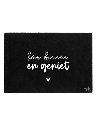 Deurmat zwart 60x80cm - met tekst 'Kom binnen en geniet' | Zoedt