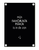 Tuinposter zwart met tekst 'Mijn favoriete plekje is in de zon' – buitenposter voor tuin & terras