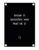 Tuinposter zwart met tekst 'Geluk is genieten van wat er is'– buitenposter voor tuin & terras