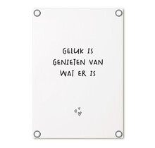Tuinposter wit met tekst 'Geluk is genieten van wat er is'– buitenposter voor tuin & terras