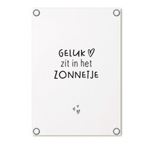 Tuinposter wit met tekst 'Geluk zit in het zonnetje' – buitenposter voor tuin & terras