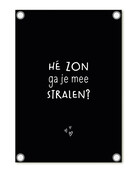Tuinposter zwart met tekst 'Hé zon ga je mee stralen?' – buitenposter voor tuin & terras