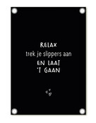 Tuinposter zwart met tekst 'Relax trek je slippers aan en laat 't gaan' – buitenposter voor tuin & terras