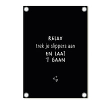 Tuinposter zwart met tekst 'Relax trek je slippers aan en laat 't gaan' – buitenposter voor tuin & terras