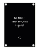 Tuinposter zwart met tekst 'De zon is mijn favoriet, ik geniet' – buitenposter voor tuin & terras