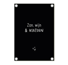 Tuinposter zwart met tekst ''Zon, wijn en kletsen' – buitenposter voor tuin & terras