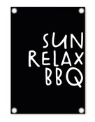 Tuinposter zwart met tekst 'Sun Relax BBQ'– buitenposter voor tuin & terras
