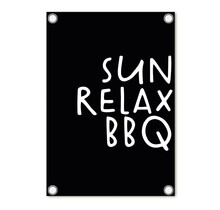 Tuinposter zwart met tekst 'Sun Relax BBQ'– buitenposter voor tuin & terras
