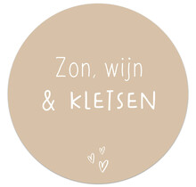 Tuincirkel zand met tekst 'Zon, wijn & kletsen' – muurcirkel voor buiten