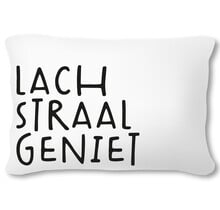 Buitenkussen 60x40 wit met tekst Lach Straal Geniet – waterafstotend tuinkussen