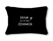 Buitenkussen 50x30 zwart met tekst Geluk zit in het zonnetje– waterafstotend tuinkussen