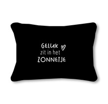 Buitenkussen 50x30 zwart met tekst Geluk zit in het zonnetje– waterafstotend tuinkussen