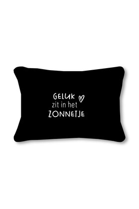 Buitenkussen 50x30 – zwart met tekst Geluk zit in het zonnetje