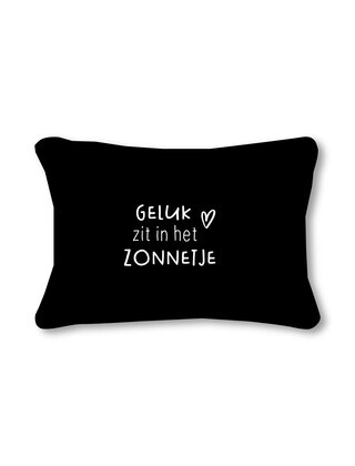 Buitenkussen 50x30 – zwart met tekst Geluk zit in het zonnetje