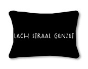 Buitenkussen 50x30 zwart met tekst Lach Straal Geniet – waterafstotend tuinkussen
