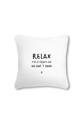Buitenkussen 40x40 – wit met tekst Relax trek je slippers aan en laat 't gaan