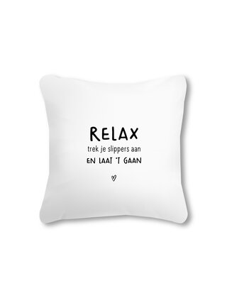 Buitenkussen 40x40 – wit met tekst Relax trek je slippers aan en laat 't gaan