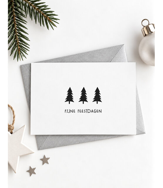 Kerstkaart met kerstbomen en tekst ‘Fijne feestdagen’