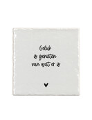 Aardewerk tegeltje met tekst ‘Geluk is genieten van wat er is’ – 13x13 cm