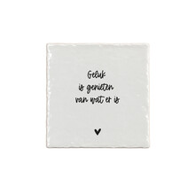 Aardewerk tegeltje met tekst ‘Geluk is genieten van wat er is’ – 13x13 cm