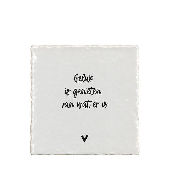Aardewerk tegeltje met tekst ‘Geluk is genieten van wat er is’ – 13x13 cm