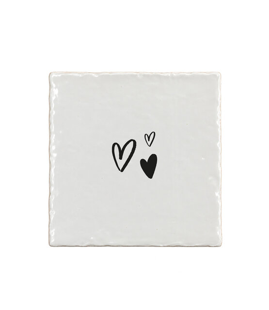 Aardewerk tegeltje 13x13 cm met zwarte hartjes