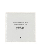 Aardewerk tegeltje met tekst ‘Vriendinnen en wijn, zo eenvoudig kan geluk zijn’ – 13x13 cm