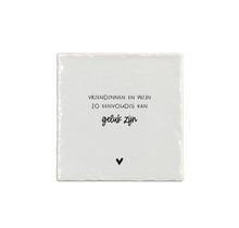 Aardewerk tegeltje met tekst ‘Vriendinnen en wijn, zo eenvoudig kan geluk zijn’ – 13x13 cm