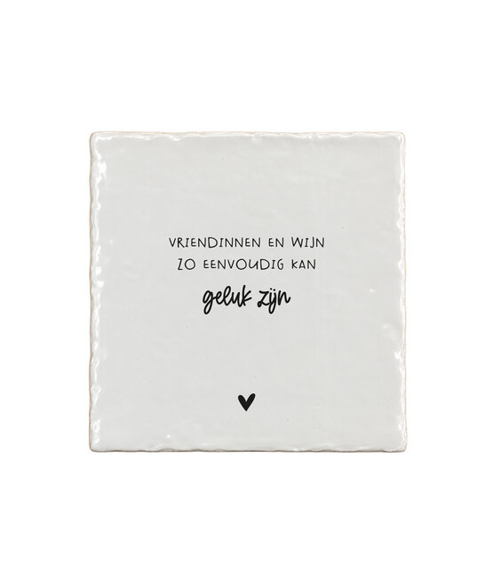 Aardewerk tegeltje met tekst ‘Vriendinnen en wijn, zo eenvoudig kan geluk zijn’ – 13x13 cm
