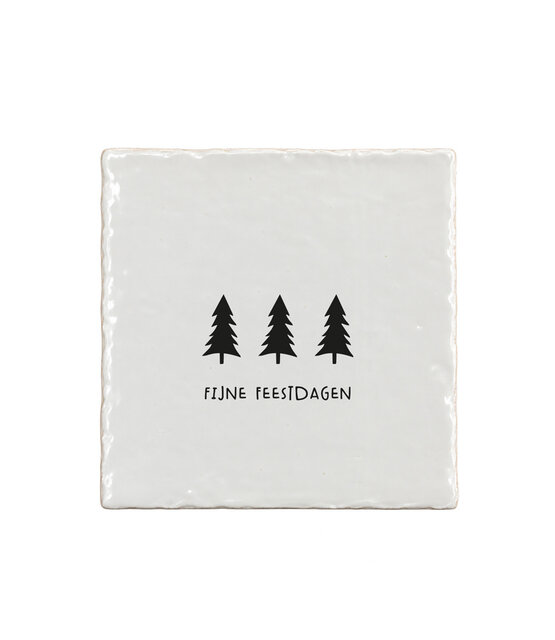 Aardewerk kerst tegeltje met drie kerstbomen en tekst ‘Fijne feestdagen’ – 13x13 cm