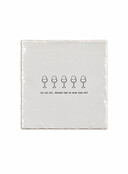 Aardewerk kerst tegeltje met wijnglazen en tekst ‘Ho ho ho… behalve met de wijn dan hè?’ – 13x13 cm