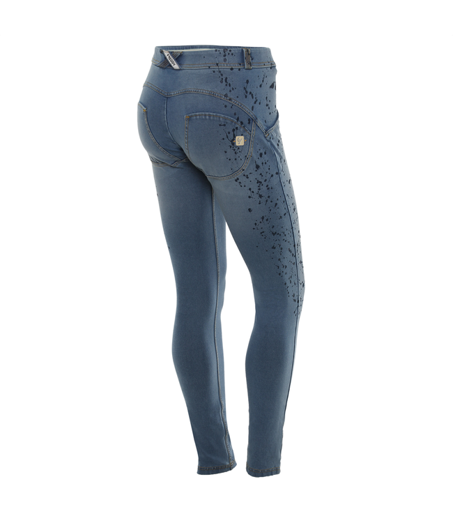 WR.UP® SKINNY WR.UP® IN LIGHT-WASH DENIM WITH A PAINT-SPLATTER EFFECT