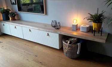 #IKEA-HACK planken van eikenhout voor op uw Ikea meubel. De perfecte combinatie