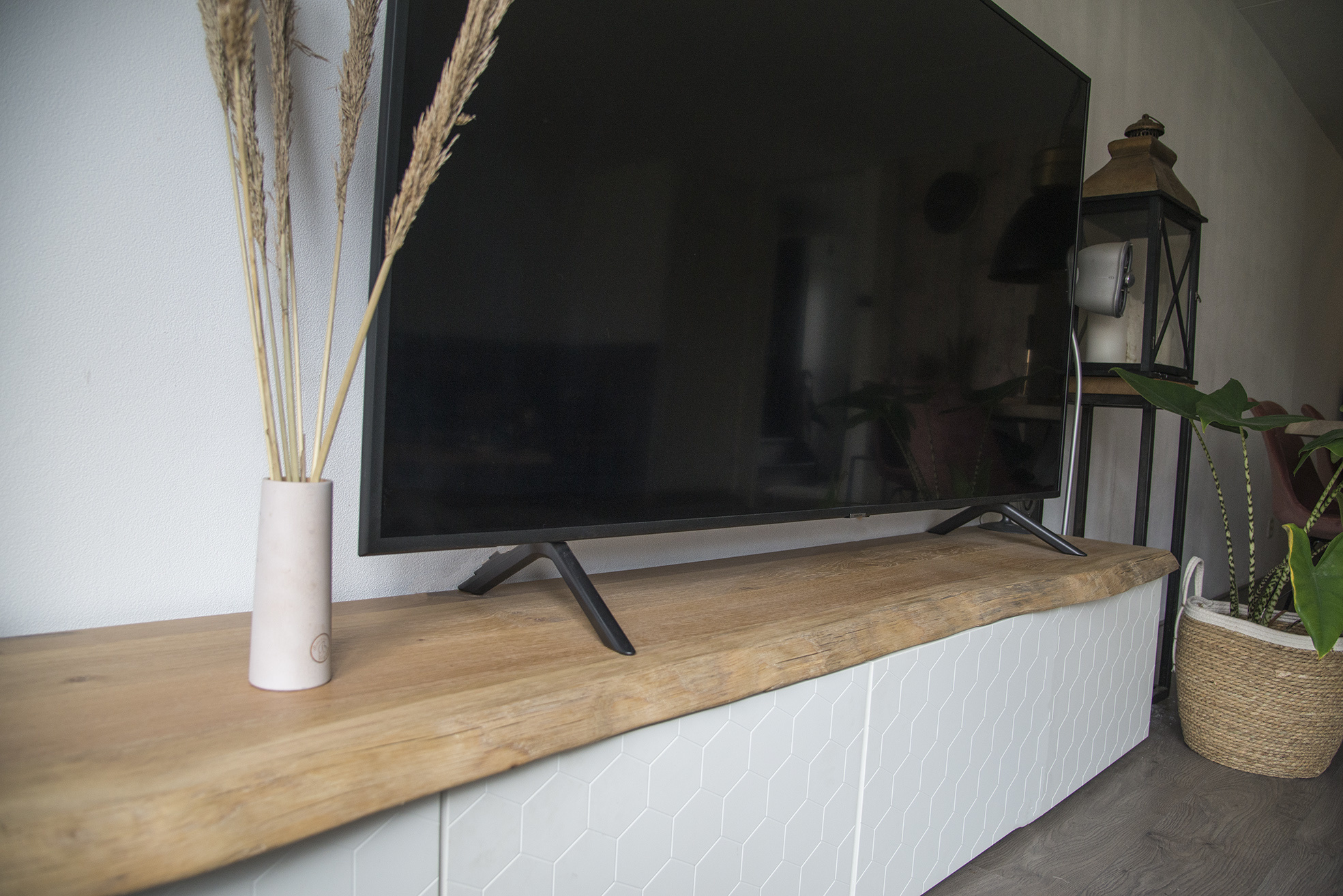 Voetganger comfortabel Honderd jaar Houten plank op een Besta TV-meubel - Boomstam-tafels