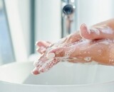 Droge handen: oorzaken, klachten en 5 tips