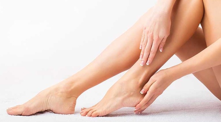 Droge huid op je benen? Dit zijn de oorzaken en wat je eraan kunt doen