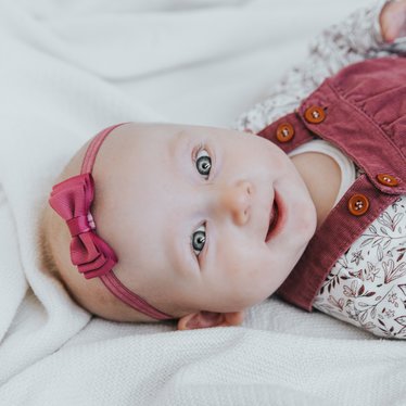 Your Little Miss Baby-Haarband mit doppelter Schleife - Victorian rose