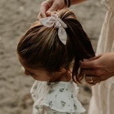 Your Little Miss Scrunchie med rosett - sideshow rose linen