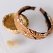 Your Little Miss Brede diadeem met knoop - flower power Your Little Miss Brede diadeem met knoop - flower power