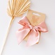 Your Little Miss Clip pico pato niña con lazo - sweet nectar satin Your Little Miss Clip pico pato niña con lazo - sweet nectar satin