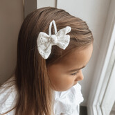 Your Little Miss Barrettes clic-clac fille avec nœud torsadé et ruban - white broderie