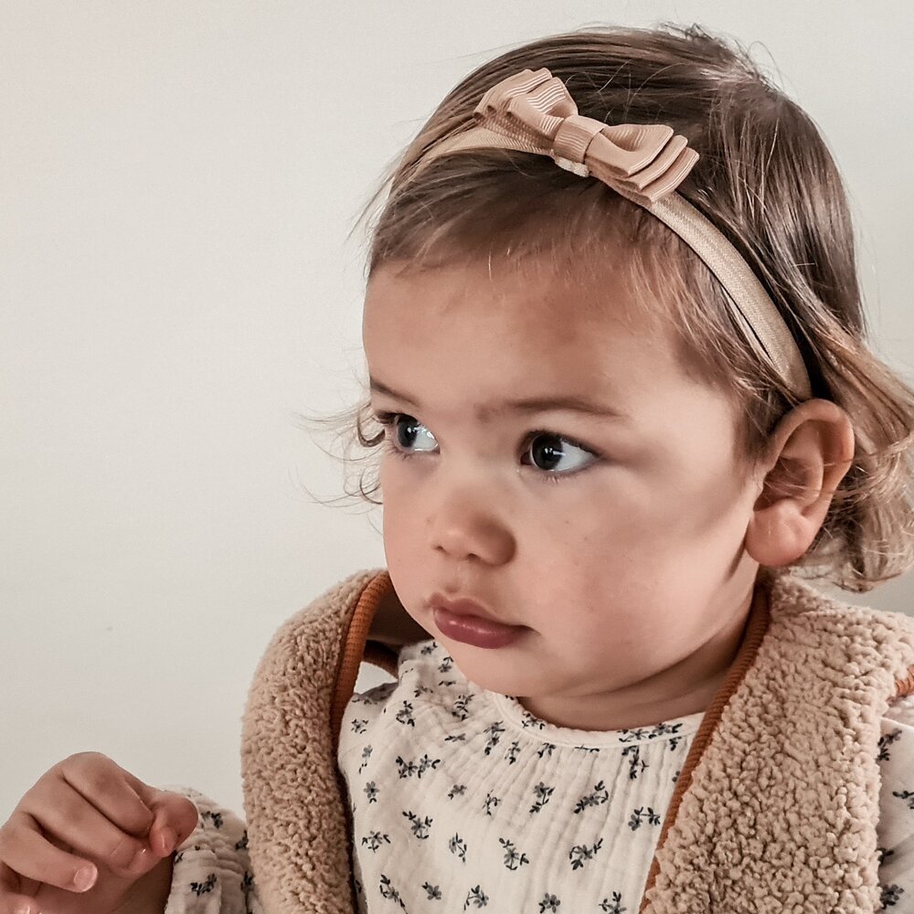 Your Little Miss Baby hårband med dubbel rosett Amy - tan Your Little Miss Baby hårband med dubbel rosett Amy - tan