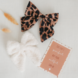 Your Little Miss Hårnål med stor sløjfe - leopard love Your Little Miss Hårnål med stor sløjfe - leopard love