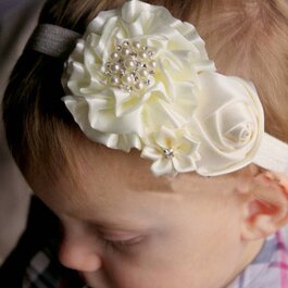 Haarbandje drie bloemen/parel ivoor