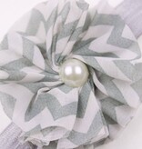Baby haarbandje chevron bloem met parel (grijs)