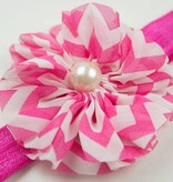 Baby haarbandje chevron bloem met parel (fuchsia)