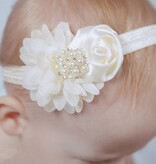 Baby haarbandje bloemen satijn/chiffon met parels (ivoor)