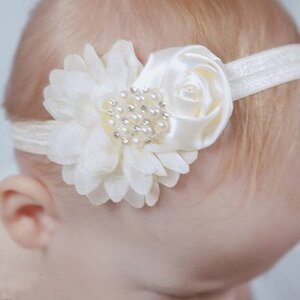 Baby haarbandje bloemen satijn/chiffon met parels (ivoor)