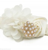 Baby haarbandje bloemen satijn/chiffon met parels (ivoor)