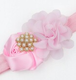 Baby haarbandje bloemen satijn/chiffon met parels (roze)